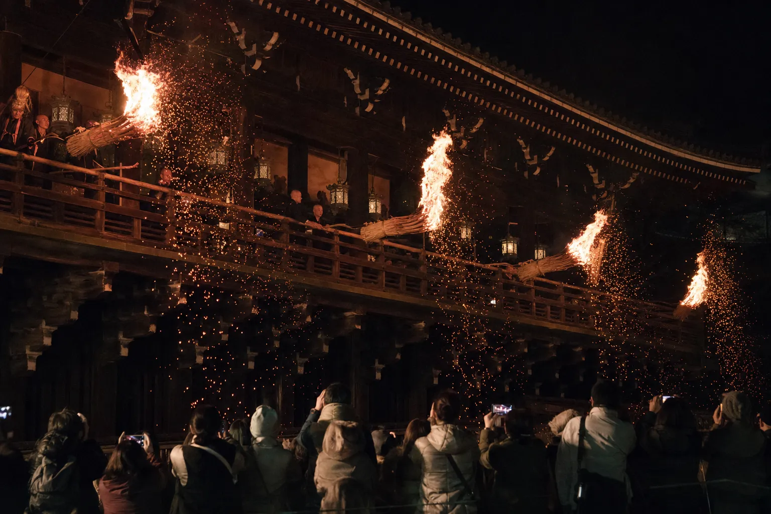 東大寺二月堂のお水取りの松明のイメージ画像